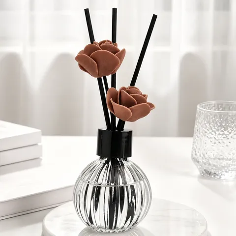 Glazen Aromatherapie Diffuser Fles Kunstmatige Rozenbloem Rietstokjes Moderne Minimalistische Huisgeur