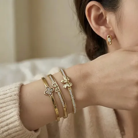 Damen Leichtgewicht Edelstahl Schleife Strass Armreif Elegant Gold Kleeblatt Muster Mode Handschmuck Geschenk