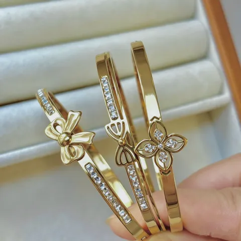Damen Leichtgewicht Edelstahl Schleife Strass Armreif Elegant Gold Kleeblatt Muster Mode Handschmuck Geschenk