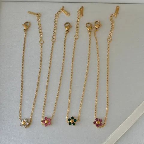 18K Vergoldete Edelstahl Fünfblättrige Blume Halskette Armband Strass Eingelegter Süßer Blumenschmuck Für Damen