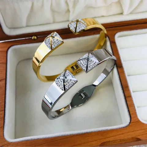 Breiter Edelstahl Pyramide Strass Offener Armreif Für Damen Gold Silber Galvanisiert Luxus Eingelegter Armreif Schmuck