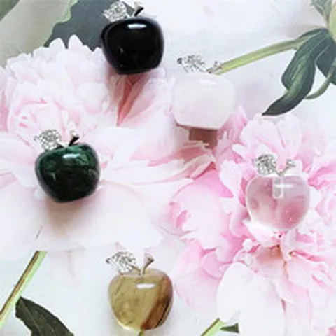 Figurine de Pomme en Pierre de Cristal Naturel Ornement de Fruit de Paix en Pierre Précieuse Sculptée Avec Décor de Feuilles en Strass Pour Décor de Table