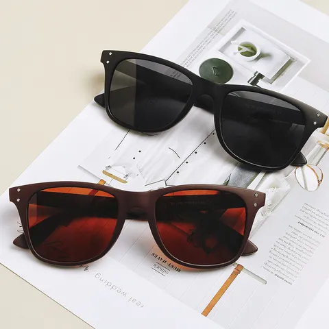 Occhiali da Sole Polarizzati Quadrati TR90 Unisex Montatura Nera con Borchie Retro Lente TAC Protezione UV per Sport all'Aperto Uomo Donna