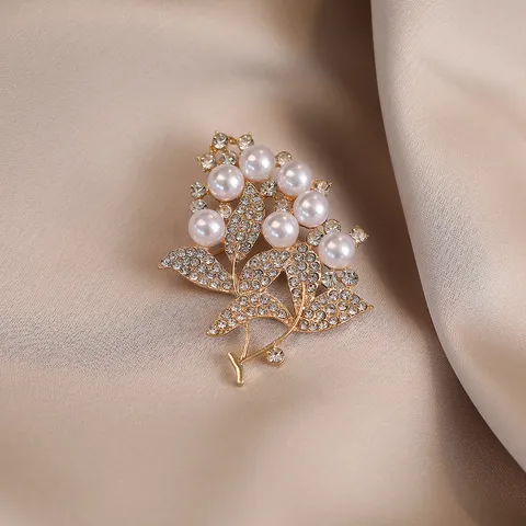 Elegant Zinc Alloy Artificial Pearl Rhinestone Flower Brooch Pin Camellia Anti-Glare Pin For Women Suit Jewelry
