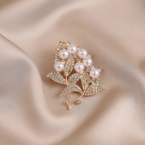 Elegant Zinc Alloy Artificial Pearl Rhinestone Flower Brooch Pin Camellia Anti-Glare Pin For Women Suit Jewelry