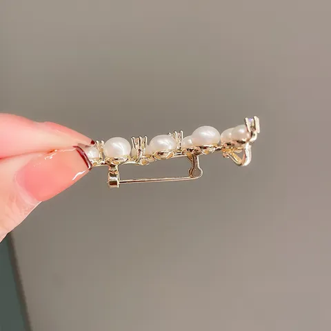 Elegant Pearl Crescent Moon Brooch Alloy Rhinestone Corsage Pin Minimalist Fashion Suit Accessories Jewelry for Women