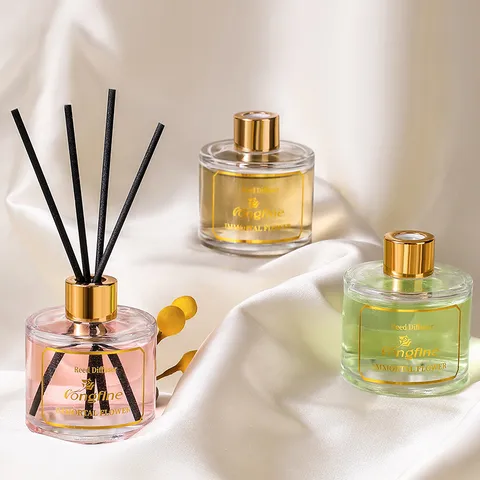 Diachytis Aromatos Aromatherapy Air Freshener Gyalino Mpoukali Me Mavra Rodakia Gia Diakosmisi Saloniou Ypnodomatiou