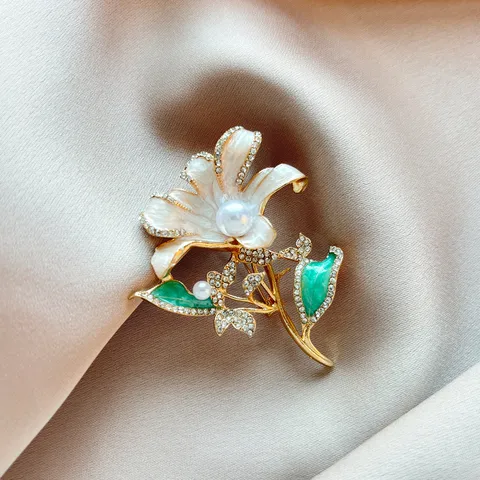 Elegant Lily Flower Brooch Alloy Rhinestone Artificial Pearl Suit Pin Fashion Jewelry Accessory For Women