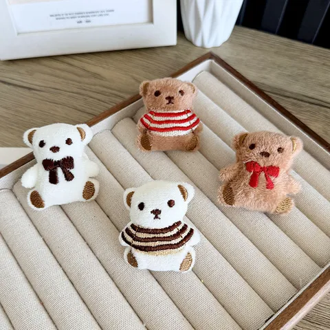 Accessoires de Poupée Ours en Peluche Dessin Animé DIY Breloques Ours Brodé pour Pinces à Cheveux Vêtements Chaussures Sacs