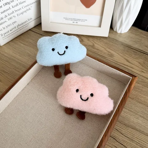 Broche en Peluche Nuage Mignon Pendentif Dessin Animé Sourire Bricolage Vêtements Sac à Dos Décoration Accessoire Petit Cadeau
