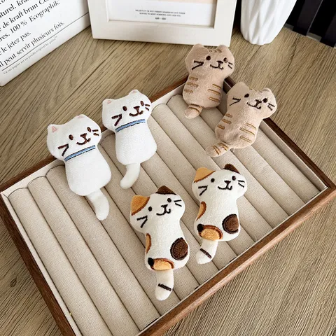Kawaii Japanese Style Cat Plush Doll Keychain Cute Cartoon Cat Brooch For Backpack Clothing Accessories Handmade Animal Plush Toy