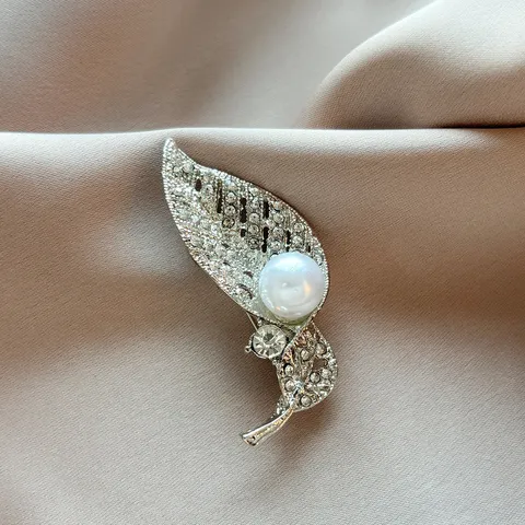 Women Elegant Alloy Leaf Brooch Pin With Artificial Pearl And Rhinestone Gold Fashion Clothing Decorative Pin