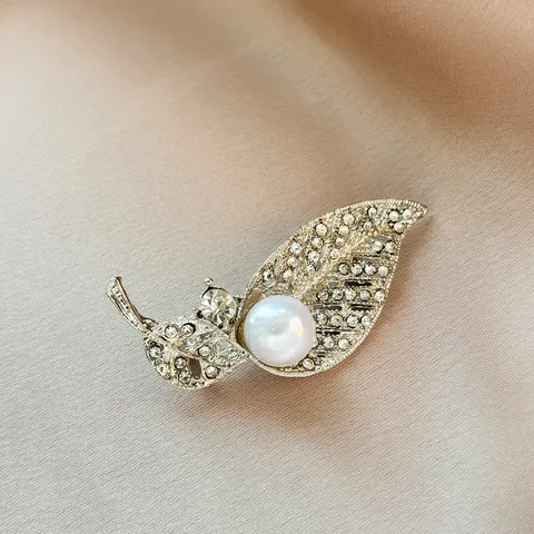 Women Elegant Alloy Leaf Brooch Pin With Artificial Pearl And Rhinestone Gold Fashion Clothing Decorative Pin