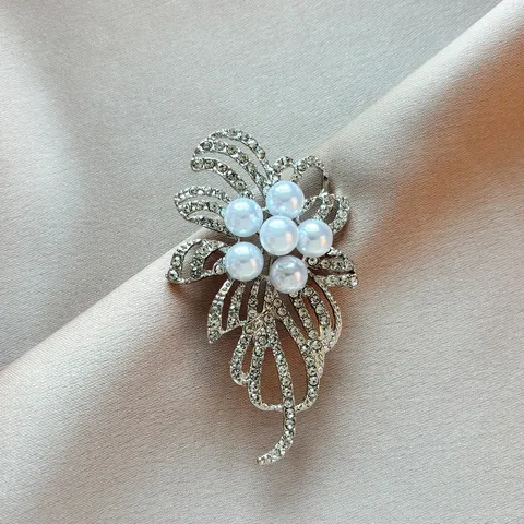 Fashion Alloy Rhinestone Artificial Pearl Floral Brooch Women Elegant Flower Pin Scarf Buckle Clothing Accessories