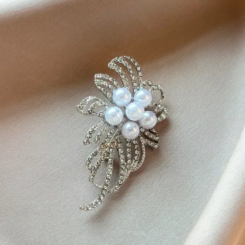 Fashion Alloy Rhinestone Artificial Pearl Floral Brooch Women Elegant Flower Pin Scarf Buckle Clothing Accessories