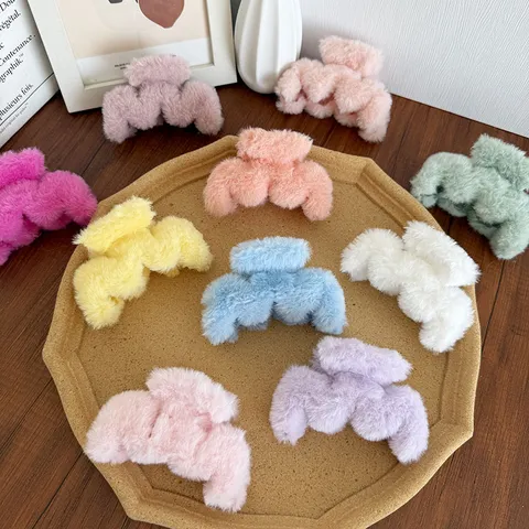 Élégante Pince à Cheveux en Peluche pour Femmes Douce Forme M Moelleuse Pince Requin Automne Hiver Accessoire de Cheveux en Fourrure