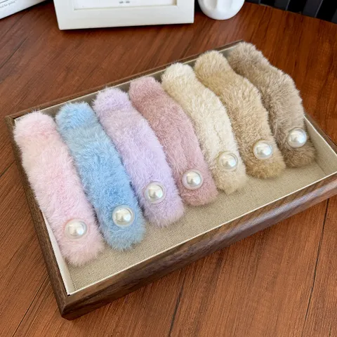 Élégante Pince à Cheveux en Peluche à Perles Automne Hiver Grande Pince à Bec de Canard en Fausse Fourrure pour Femmes