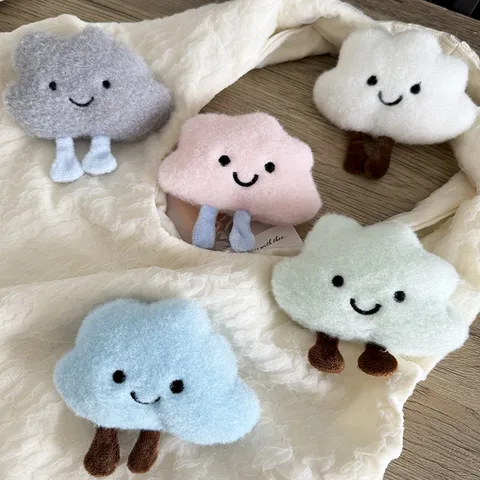 Broche en Peluche Nuage Mignon Poupée Rembourrée Douce Pendentif de Sac d'École Décoration de Vêtements DIY Accessoire de Porte-clés pour Femmes Filles Cadeau