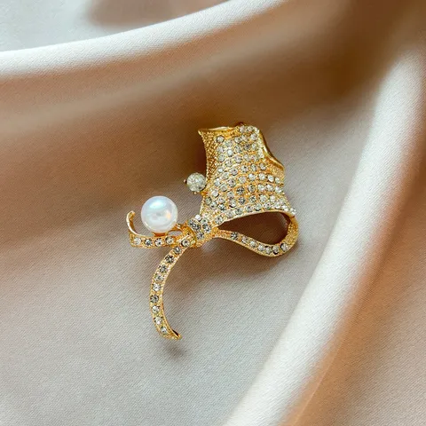 Women Ginkgo Leaf Brooch Pin Elegant Alloy Rhinestone Artificial Pearl Clothes Scarf Fixation Fashion Jewelry Accessory