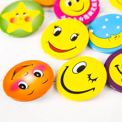 Cartoon Smiley Face Tinplate Pin Back Button Badge Yellow Big Eyes Emoji Round Brooch For Bags Clothing Decoration Gift
