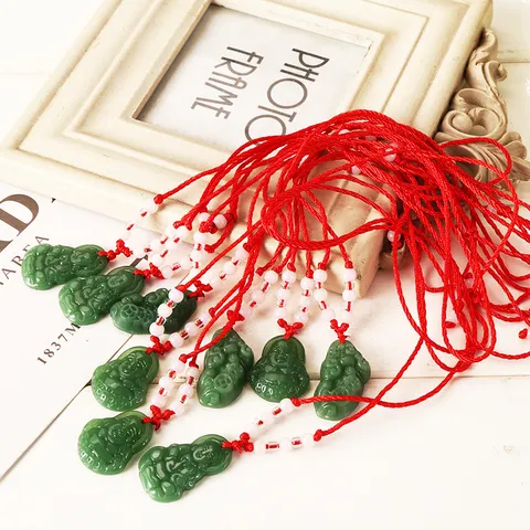 Style Chinois Traditionnel Collier Pendentif Faux Jade Vert Bouddha Guanyin Pixiu Cordon Rouge Tissé à la Main Amulette de Chance Bijoux Cadeau pour Hommes Femmes