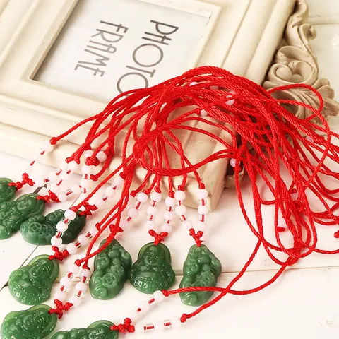 Style Chinois Traditionnel Collier Pendentif Faux Jade Vert Bouddha Guanyin Pixiu Cordon Rouge Tissé à la Main Amulette de Chance Bijoux Cadeau pour Hommes Femmes