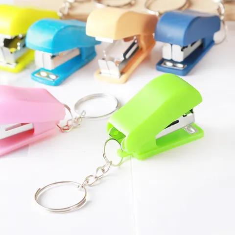 Mini Nietmachine Sleutelhanger Mode Kleurrijk Klein Nietmachine Creatieve Kantoorbenodigdheden School Cadeau Voor Studenten Unisex Hanger Decoratie