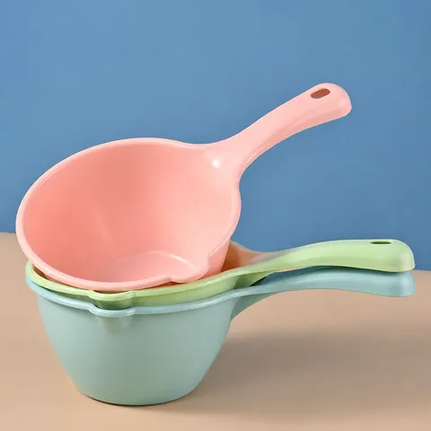 Écope à Eau en Plastique Ménagère Multifonctionnelle Écope Suspendue Avec Bec Verseur Pour Salle de Bains Bain Lavage des Cheveux