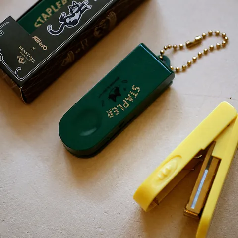 Mini Sleutelhanger Nietmachine Draagbaar Leuk Klein Nietmachine Met Metalen Ketting Kantoor School Kantoorartikelen Inbindgereedschap