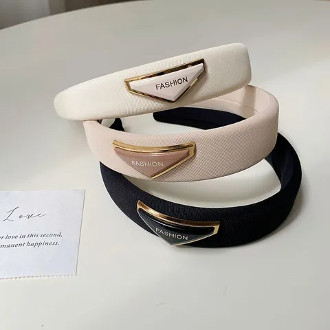 Koreaanse Stijl Eenvoudige Elegante Hoge Craniale Spons Hoofdband Voor Dames Brede Rand Stof Hoofdband Met Driehoek Mode Letter Plaat Haaraccessoires
