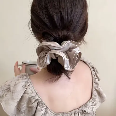 Chouchou en Satin à Bord Volanté Design Français Élégant Tissu Aspect Soie Large Élastique à Cheveux Style Coréen Minimaliste Accessoires de Coiffure Femme