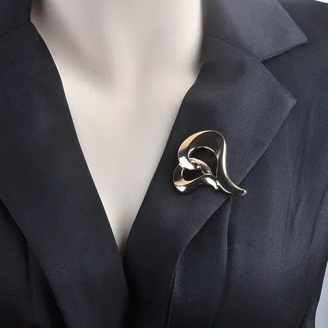 Broche de Corazón de Metal Calado de Lujo Estilo de Diseñador Broche de Corazón de Aleación para Mujer Accesorios de Traje