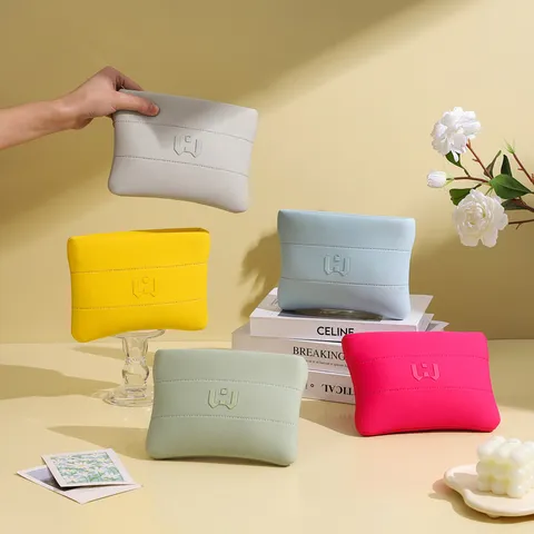Neopren Kosmetiktasche Geprägtes Buchstabenmuster Tragbar Scuba Stoff Make-up Aufbewahrungstasche Reise-Necessaire Damen