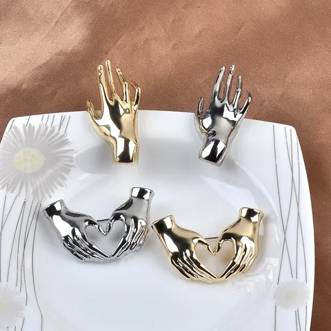 Creative Hand Gesture Heart Hands Brooch Personalized Minimalist Alloy Electroplated Suit Lapel Pin Fashion Jewelry Accessory Women Men
