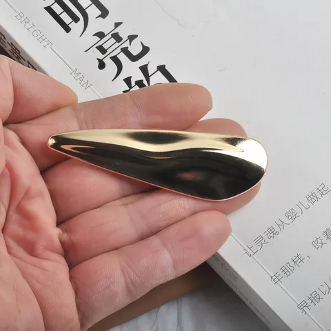 Broche en Alliage Moderne Minimaliste Vague Géométrique pour Hommes Femmes Épingle Métallique Irrégulière Dorée Argentée Mode