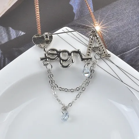 Angel Englischer Buchstabe Quaste Brosche Zinklegierung Strass Eingelegt Personalisierte Herz Fransen Anstecknadel Für Damen Trendig Ins Stil