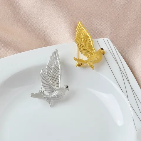Matte Alloy Peace Dove Brooch Rhinestone Eye Cute Bird Flying Pigeon Lapel Pin Matte Gold Silver Animal Badge Jewelry For Men Women
