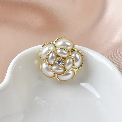 Elegante Camelia Roos Magnetische Broche Pin Voor Vrouwen Kunstparel Strass Anti-Blootstelling Halslijn Bevestiging Accessoire Mode Sieraden Cadeau