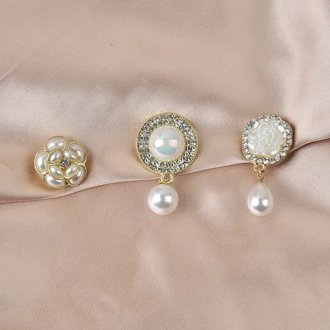 Elegante Camelia Roos Magnetische Broche Pin Voor Vrouwen Kunstparel Strass Anti-Blootstelling Halslijn Bevestiging Accessoire Mode Sieraden Cadeau