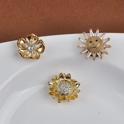 Koper Zirconia Magnetische Bloem Brosje Pin Voor Vrouwen Mode Zonnebloem Glimlach Gezicht Anti-Blootstelling Sjaal Pin Gouden Sieraden