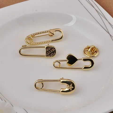 Minimalistische Kupfer Sicherheitsnadel Brosche Mode Herz Twist Blume Forever Buchstabe Anti-Exposition Gold Überzogene Kleidung Dekorative Pin Schmuck Für Damen