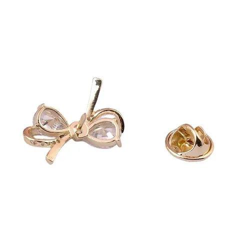 Koreaanse Stijl Elegante Strikbruis Verguld Koper Ingelegde Zirconia Speld voor Damespakken Jassen Modieuze Sieraden
