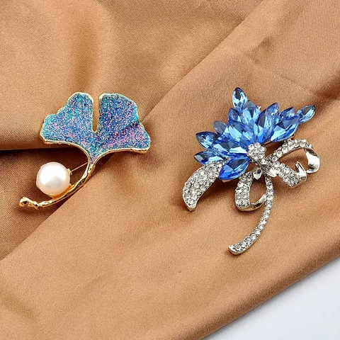 Elegant Alloy Ginkgo Leaf Flower Brooch With Natural Pearl Rhinestone Drip Oil Fashion Brooch Pin For Women Coat Suit Accessory
