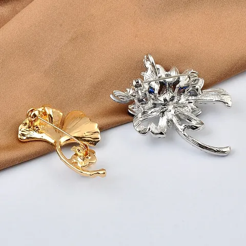 Elegant Alloy Ginkgo Leaf Flower Brooch With Natural Pearl Rhinestone Drip Oil Fashion Brooch Pin For Women Coat Suit Accessory