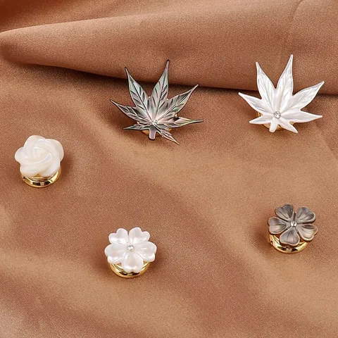 Natürliche Muschel Blume Blatt Magnetbrosche Elegante Strass Anti-Expositions Schnalle Keine Kleidung Schaden Pin Damen Schmuck