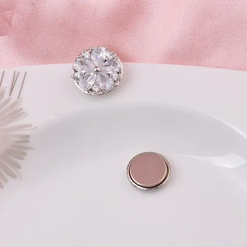 Nahtlose Magnetische Anti-Expositions-Brosche Für Damen Kupfer Zirkonia Blume Schneeflocke Starker Magnetverschluss Schmuck Ohne Piercing