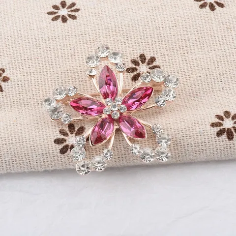Mode Kristallen Vijfbladige Bloem Broche Voor Dames Legering Strass Bloemen Speld Bruiloft Feest Kleding Accessoires