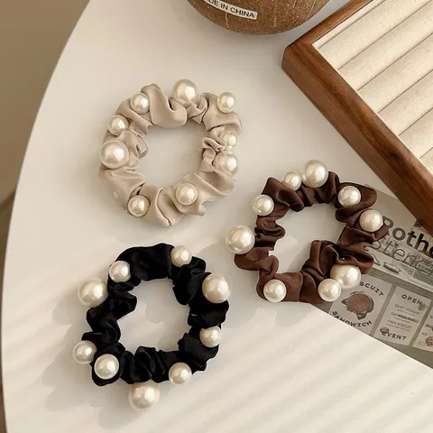 Elegante Elastico per Capelli in Raso a Pieghe Con Perla Artificiale Chouchou per Donna Supporto per Coda di Cavallo Accessorio