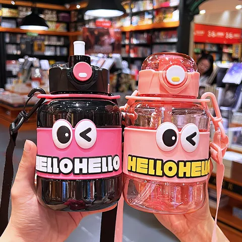 Süße Cartoon Große Augen Wasserflasche Großes Kapazität Tragbare Strohhalm Tasse Doppelter Drink Kunststoff Becher Mit Gurt