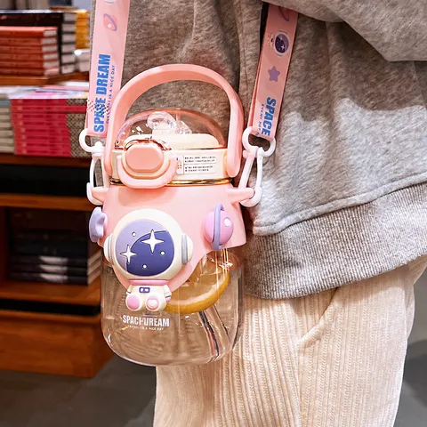 Kinder Großes Fassungsvermögen Trinkflasche Mit Strohhalm Und Gurt Süßer Astronaut Plastik Becher Für Schüler